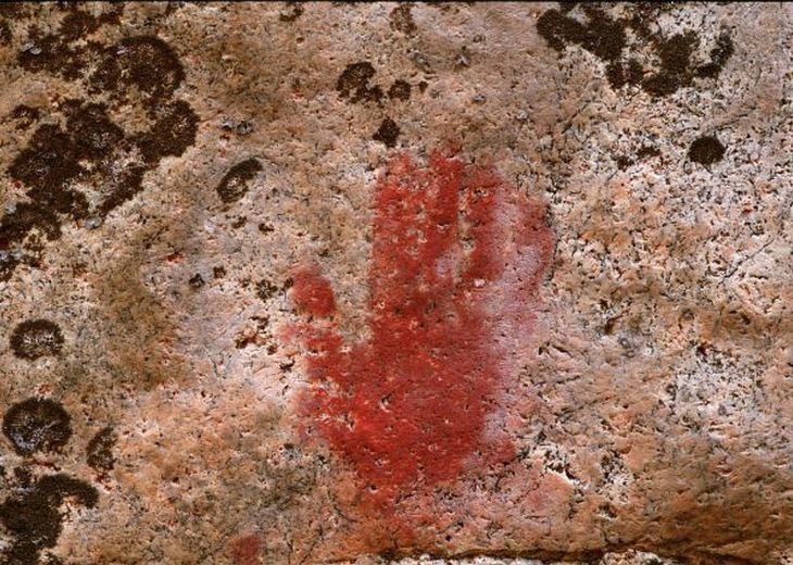 Kalliomaalaukset, veistokset ja savi-idolit kertovat kivikauden maailmankuvasta fossiilien ajoittuessa miljardien vuosien päähän